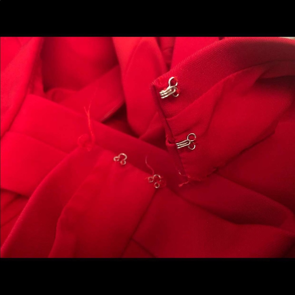 Red gown - Picture 4 of 6
